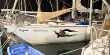 Laika dipinge le navi della Global Sumud Flottilla a Barcellona