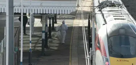 Pluri-accoltellamento sul treno per Londra in Gb, fermati 2 britannici