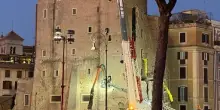 Roma, morto l’operaio estratto vivo dalle macerie del crollo alla Torre dei Conti