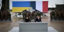 Ucraina, Macron-Zelensky: “storico” accordo per le forniture militari
