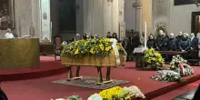 A Milano l’addio a Ornella Vanoni, fra la sua musica e tanta commozione