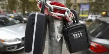 Turismo, Milano vieta i “lockbox” portachiavi su pali e cancelli