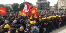 Ex Ilva, a Genova continua il blocco stradale in piazza Savio