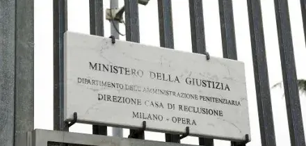 Sega le sbarre e si cala con il lenzuolo, 41enne evaso dal carcere di Opera