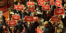 Manovra, la protesta dei senatori Pd con i cartelli in aula &ldquo;Voltafaccia Meloni&rsquo;