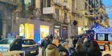 Napoli, crolla pezzo di cornicione a via Toledo, ferita ragazza