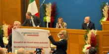 Giornalisti, striscioni Fnsi su rinnovo contratto a conferenza stampa Meloni