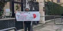 Docente italiano privato dei figli protesta ad ambasciata giapponese