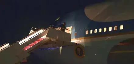 Guasto all&rsquo;Air Force One, Trump costretto a tornare indietro e cambiare aereo per arrivare a Davos