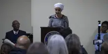 La deputata dem Ilhan Omar aggredita durante un&rsquo;assemblea a Minneapolis mentre chiede l&rsquo;abolizione dell&rsquo;Ice