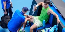 Tennis, Alcaraz si ferma e Zverev sbotta: &ldquo;Proteggete sempre lui&rdquo;