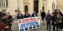 Dl Ucraina, striscione deputati Vannacci davanti a Camera: &ldquo;stop soldi a Zelensky&rdquo;
