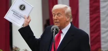 In vigore i nuovi dazi globali di Trump (per ora al 10%)