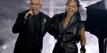 Sanremo, Alicia Keys e Eros emozionano. L&rsquo;inno alla pace di Pausini