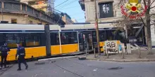 Un tram deraglia a Milano e si schianta su un negozio: 1 morto e 39 feriti