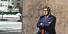 Al Consolato dell&rsquo;Iran a Milano murale con Trump seduto su lapide Khamenei