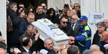 Al Duomo di Nola i funerali del piccolo Domenico, Meloni abbraccia i genitori