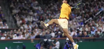 Tennis, Alcaraz ai quarti a Indian Wells, fuori Djokovic