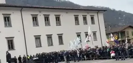 I funerali di Umberto Bossi a Pontida, un lungo applauso e il suono delle cornamuse accoglie il feretro