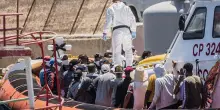 Gommone con migranti alla deriva al largo di Lampedusa: 19 morti