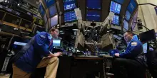Wall Street chiude in deciso rialzo, gi&ugrave; il petrolio: Dow Jones +2,8%