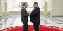 Kim Jong Un incontra Wang Yi: rapporti Nordcorea-Cina priorit&agrave;