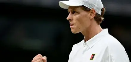 Sinner batte Alcaraz in due set e torna numero 1 al mondo