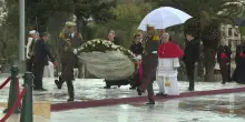 Il Papa: il mondo &egrave; pieno di scontri, siamo una sola famiglia