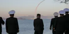 Nordcorea, Kim Jong Un assiste a lancio missili strategici