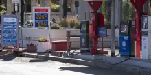Carburanti, Mimit: benzina cala a 1,760 euro al litro, diesel cala a 2,106