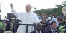 Il Papa in Angola: la ricchezza &egrave; un inganno. Violenti e prepotenti sfruttano la gente