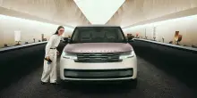 Range Rover alla Design Week &ldquo;Traces&rdquo; celebra il lusso su misura