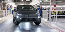 Volvo avvia produzione EX60 in Svezia, prime consegne in estate