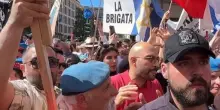 25 aprile, bloccato corteo a Milano: la polizia scorta la Brigata ebraica