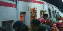 Scontro fra treni in Indonesia: almeno 14 morti e 84 feriti