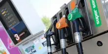 Carburanti, prezzo benzina al massimo da due anni e mezzo