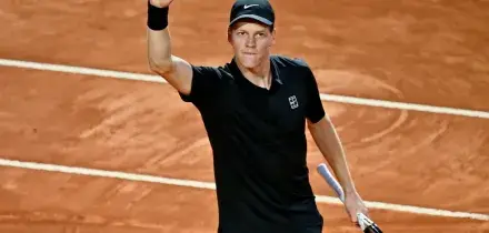 Internazionali, Sinner batte Medvedev e vola in finale a Roma
