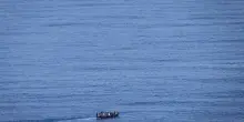 Migranti, neonata muore per ipotermia dopo lo sbarco a Lampedusa. Save the Children: politiche