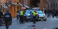 Auto sulla folla a Modena, amputate le gambe a due turiste. Altri feriti sono ancora in gravi condizioni