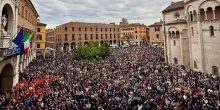 Modena, in cinquemila abbracciano le vittime: &ldquo;Uniti nella paura&rdquo;