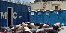 Flotilla, attivisti in ginocchio e mani legate nel porto di Ashdod. Ben Gvir li schernisce