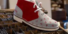 Scarpe &ldquo;tipografiche&rdquo; d&rsquo;autore, fatte a mano e con stampe originali