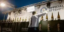 Vino, Mirko Rainer firma un nuovo record mondiale di &ldquo;sabrage&rdquo;