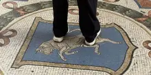 Milano, avviato restauro del toro nell&rsquo;ottagono in Galleria
