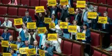 80 anni Repubblica, cartelli in aula camera M5s su mancata parit&agrave; uomo-donna