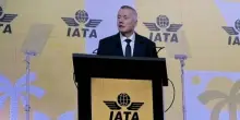 Aerei, Iata: utili dimezzati con rialzi petrolio e guerra in Medio Oriente