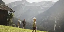 In Valle Aurina l&rsquo;estate passa dalla tavola tra legno e sentieri