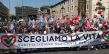 Al &lsquo;corteo pro-vita a Roma sfilano in 20mila: &lsquo;no al suicidio assistito&rsquo;