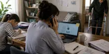 Sondaggio, 56% italiani riduce il lavoro per assistere figli e genitori