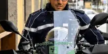 Agente motociclista della polizia locale muore durante un inseguimento, caccia all&rsquo;auto pirata